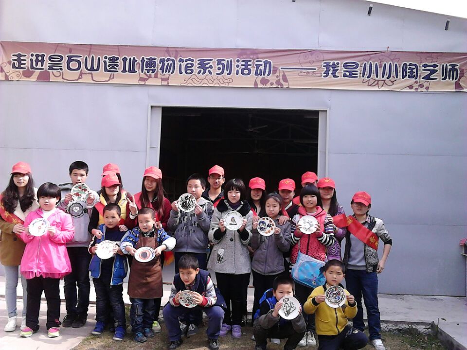 弘揚雷鋒精神，彩陶展義工行