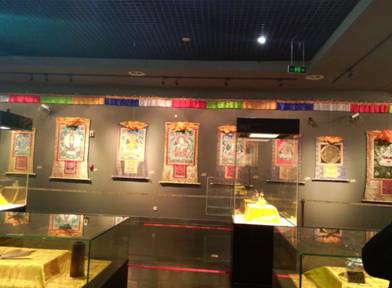 講解隊走進曇石山文化博物館唐卡展
